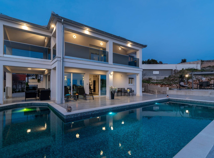 Sport & Beauty 4, Luminous Infinity Villa With Pool and Gym, Rogoznica