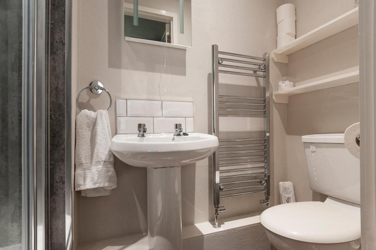 Bathroom 3, Aynetree Guest House, Edinburgh