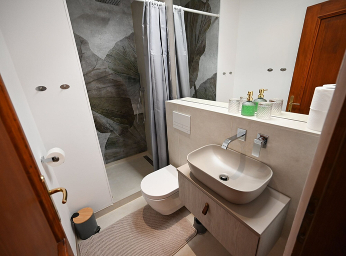 Bathroom 2, Seaside Escape Rovinj Old Town Apartment, Rovinj
