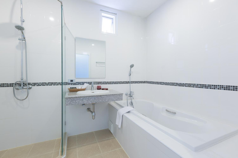 Bathroom 16