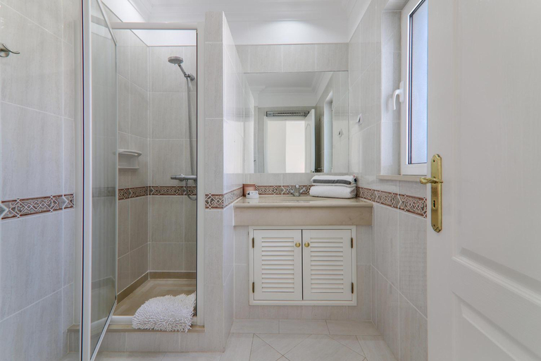 Bathroom 1, Villa Karon, Loulé