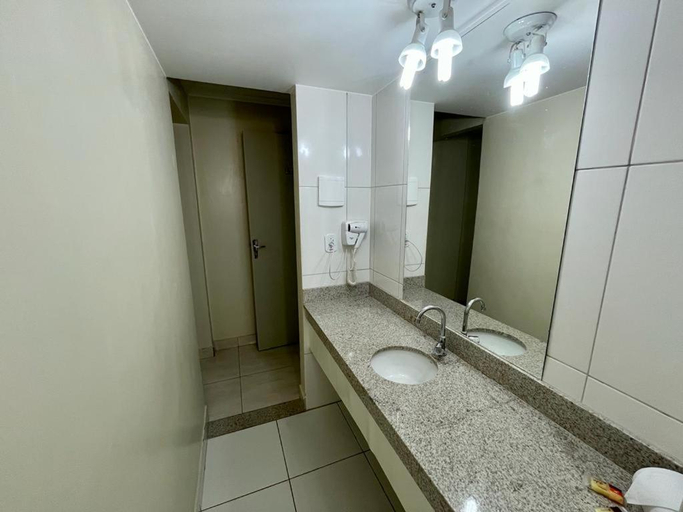 Bathroom 4, Caldas Novas - diRoma Imperio Romano - Apto ate 4 pessoas - piscinas do hotel 24 horas, Caldas Novas
