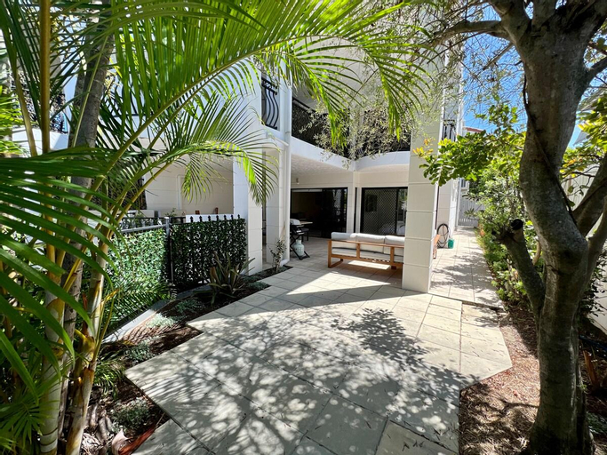 Large Balcony Unit with Parking Included, South Brisbane