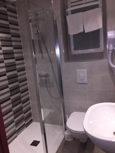 Bathroom 3, L'Hôtel des Bords de l'Ill, Bas-Rhin
