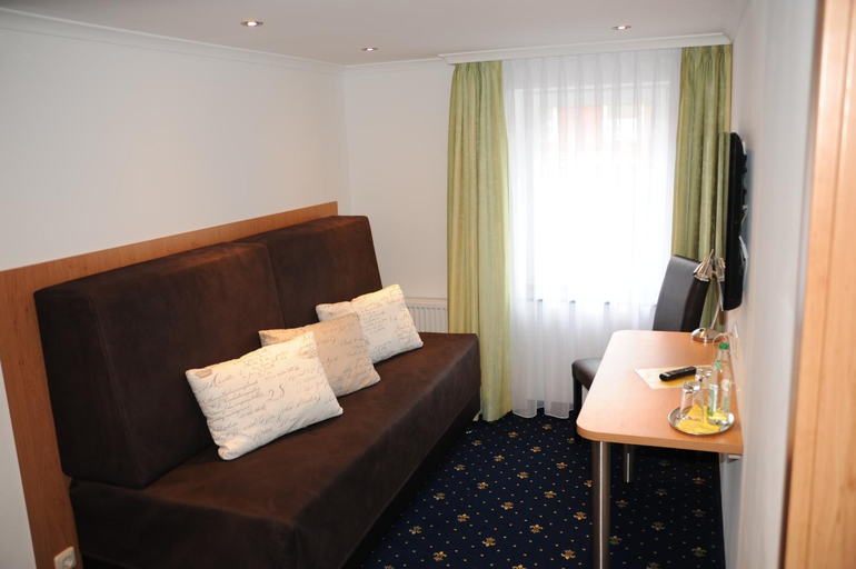 Bedroom 2, Hotel Post - regionales großes Fruhstucksbuffet - auch GF & LF, Lindau (Bodensee)