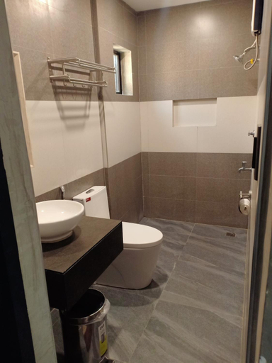 Bathroom 2, La Gensol Plaza Hotel, Mamburao