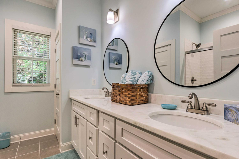 Bathroom 3, 2 Mi to Dauphin St! Charming Home in Mobile, Mobile