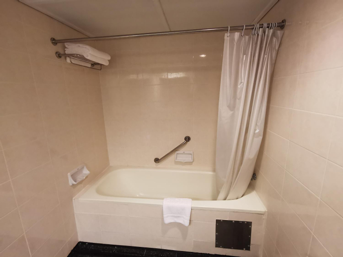 Bathroom 10