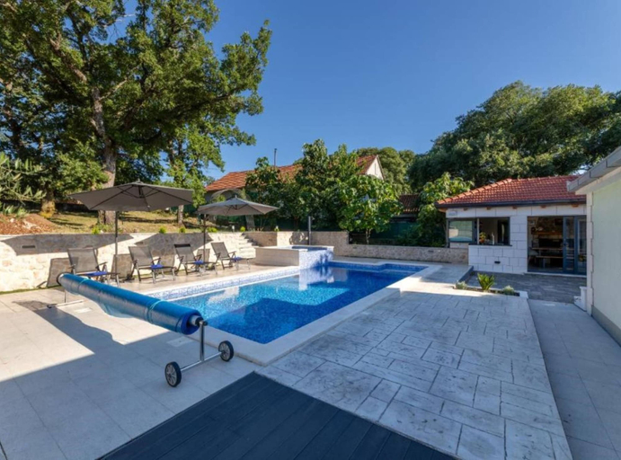 Sport & Beauty 4, Idyllic Escape Villa Maretici With Pool and Private Garden, Unešić