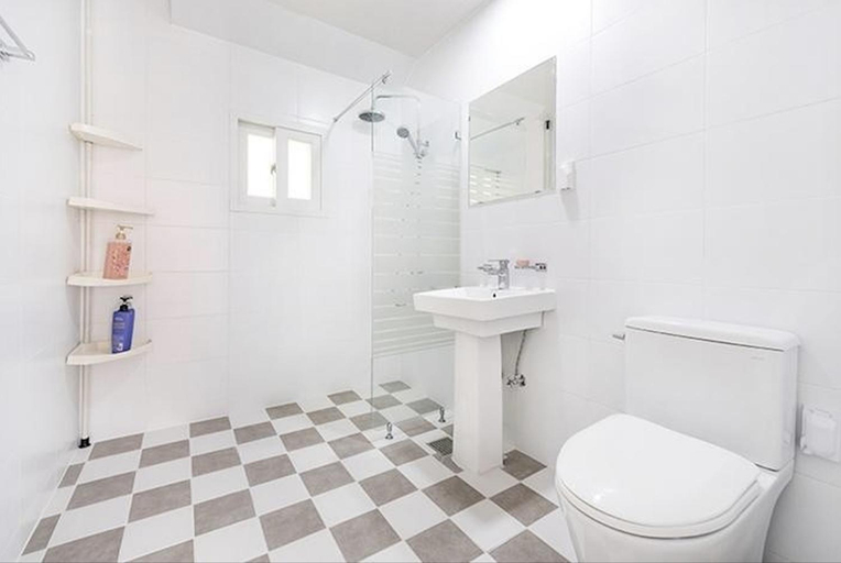 Bathroom 4, Meteora Pension, Damyang