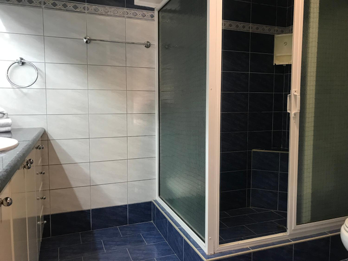 Bathroom 2, Plaza Hotel, West Greece