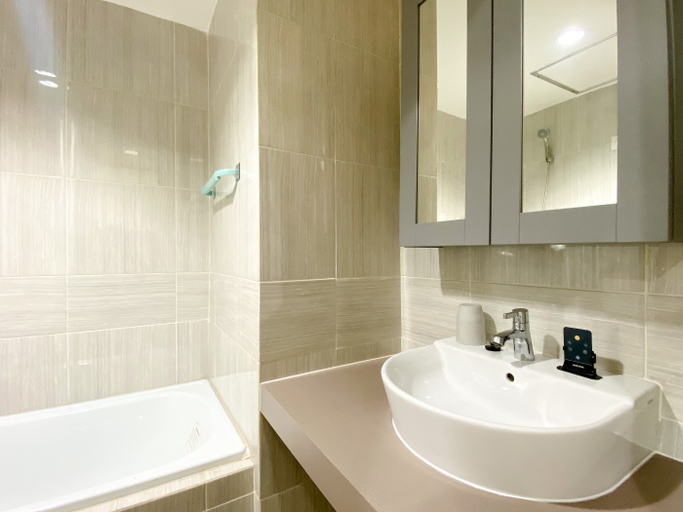 Bathroom 3, Comfortable and Homey 1BR Vasanta Innopark Apartment By Travelio, Cikarang