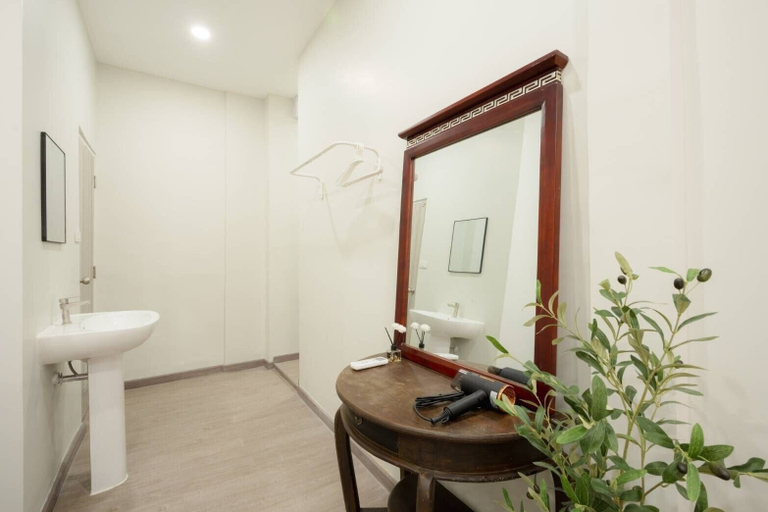 Bathroom 4, CASA Yaowarat, Phra Nakhon