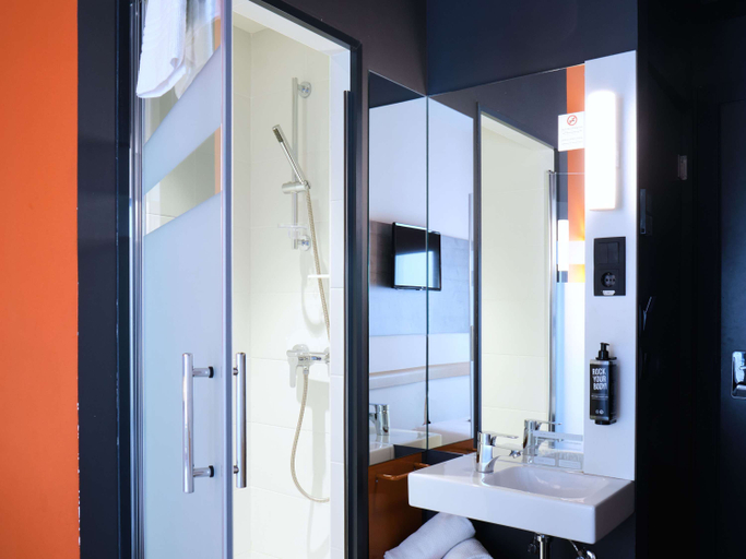 Bathroom 5, Ibis Budget Bilbao City, Vizcaya