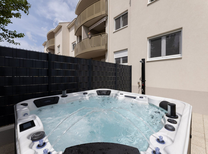 Sport & Beauty 3, Luxurious and Spacious Apartment With Hot Tub, Kaštela