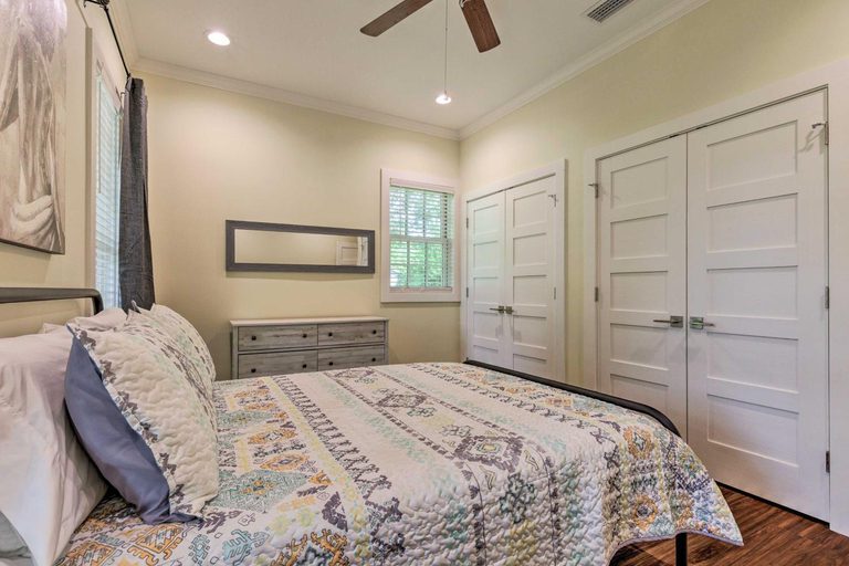 Bedroom 2, 2 Mi to Dauphin St! Charming Home in Mobile, Mobile