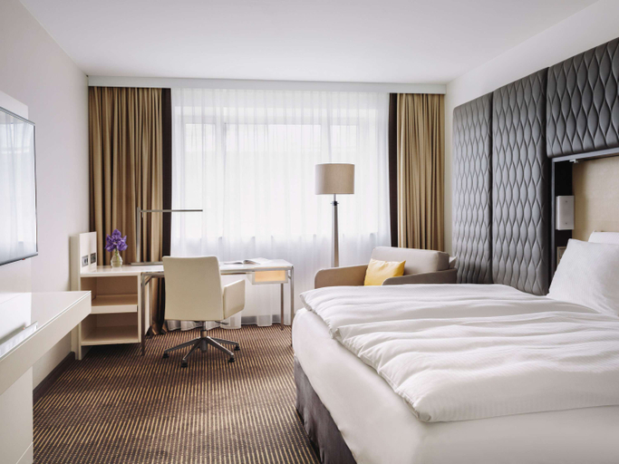 Bedroom 4, Pullman Berlin Schweizerhof, Berlin