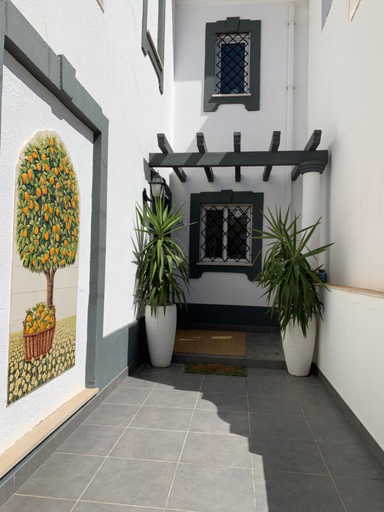 Others 5, Villa Karon, Loulé