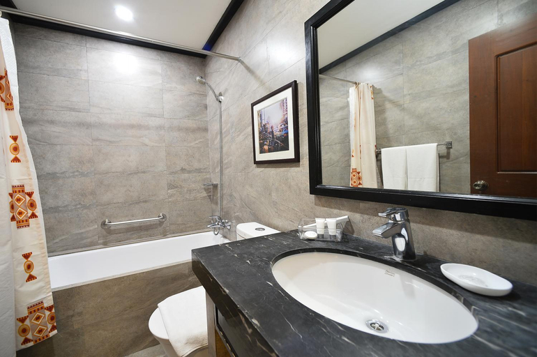 Bathroom 5, Paragon Hotel and Suites, Baguio City