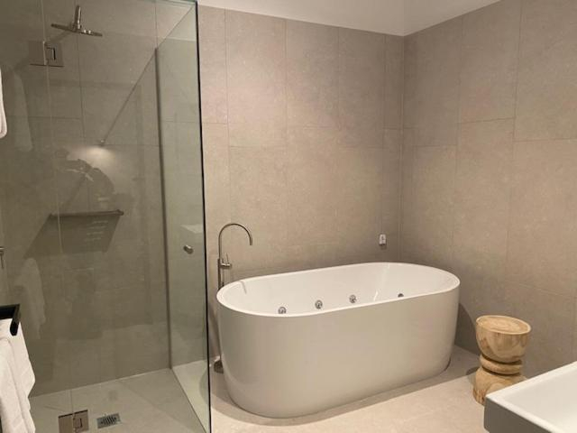 Bathroom 5, The Royal Daylesford Hotel, Hepburn - East