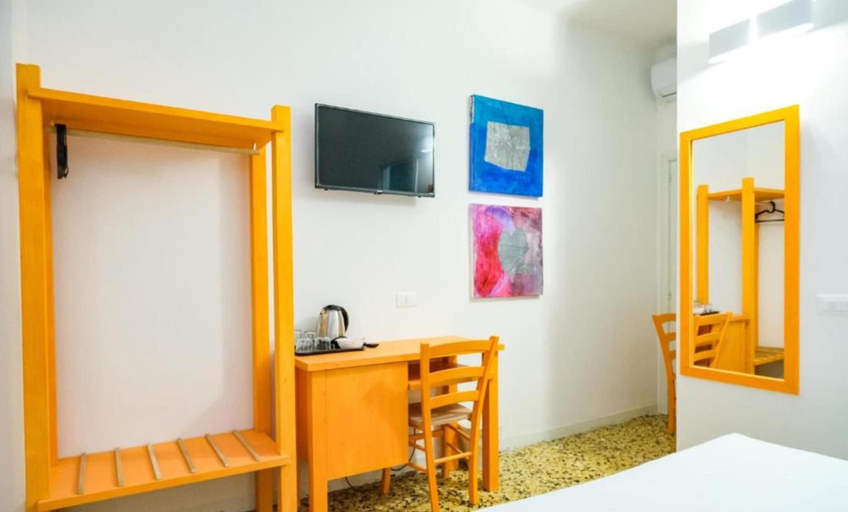 Bedroom 3, Lia Art Hotel, La Spezia