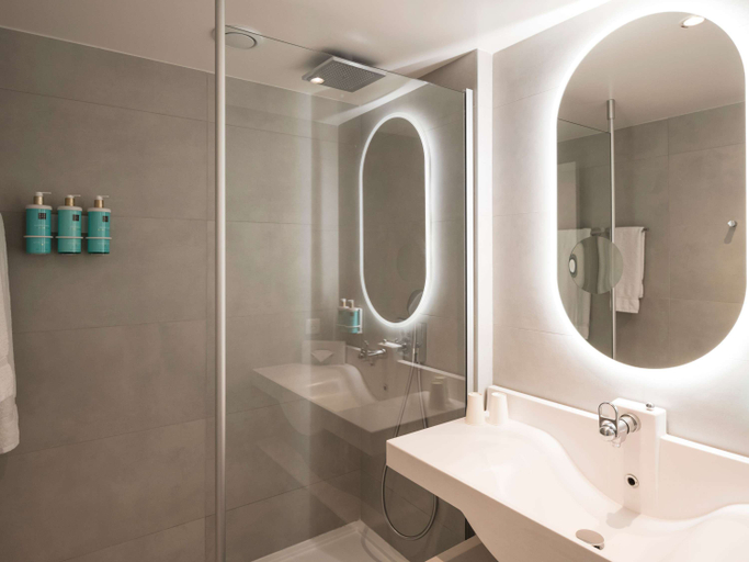 Bathroom 5, Novotel Bordeaux Lac, Gironde