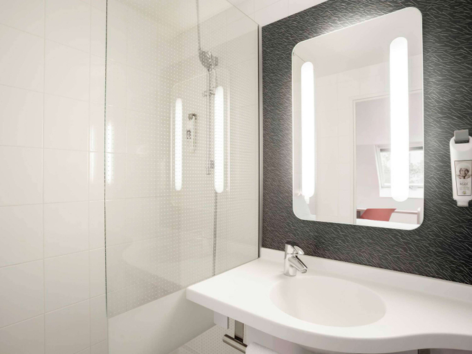 Bathroom 5, ibis Paris Maine Montparnasse 14th, Paris