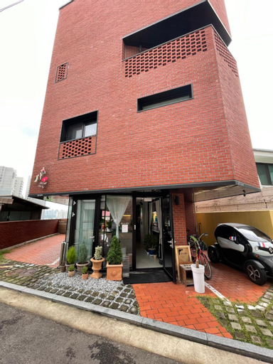 Exterior 10