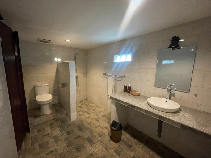 Bathroom 18