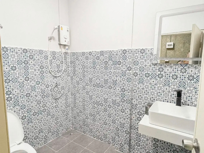 Bathroom 10
