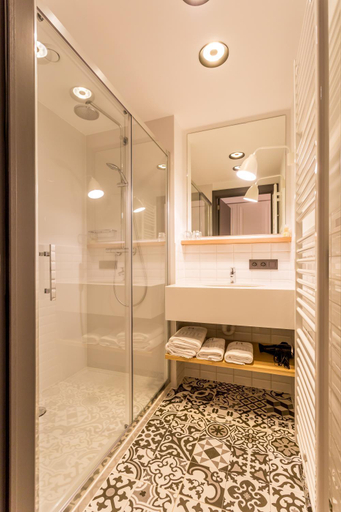Bathroom 3, De Sjeiven Dorpel, Limburg