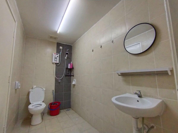 Bathroom, No 68 Sunlight Homestay 4R3B - (24 Pax, Karaoke) , Kuala Selangor