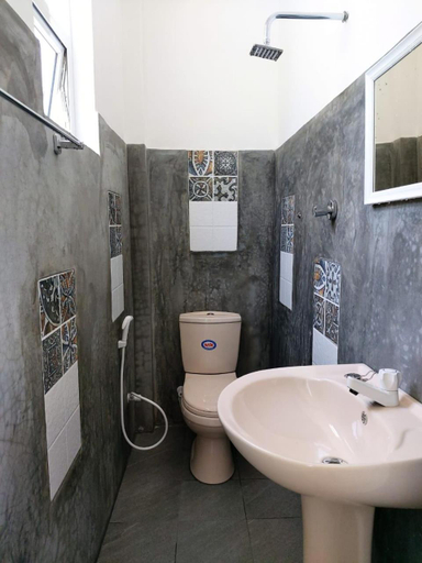 Bathroom 3, Anusha Apartment 15 Homestay, Galle Four Gravets