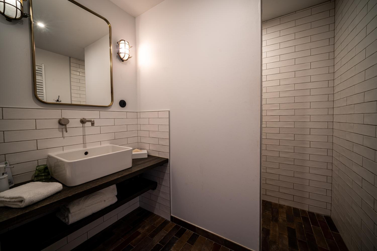 Bathroom, Parc Animalier de Sainte-Croix, Moselle