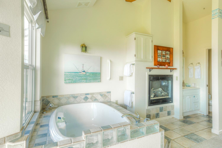 Bathroom 4, Captain's Inn at Moss Landing, Monterey