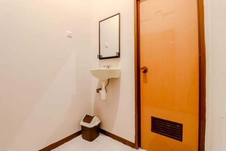 Bathroom 16