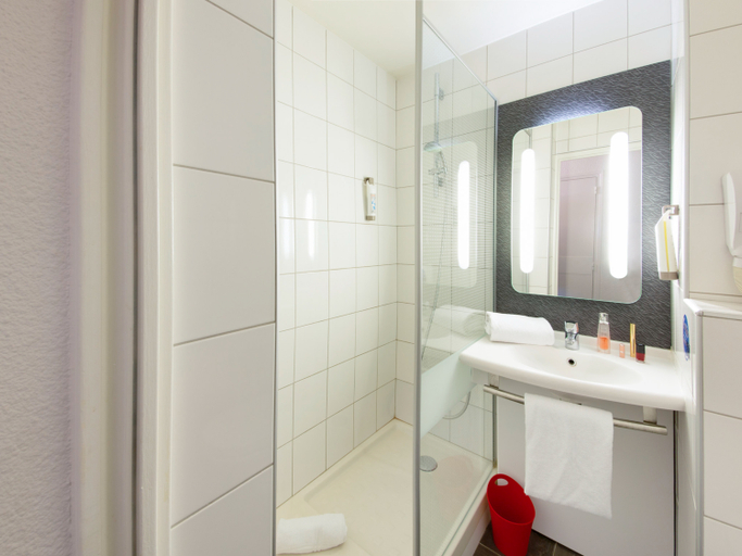 Bathroom 4, ibis Montpellier Sud, Hérault