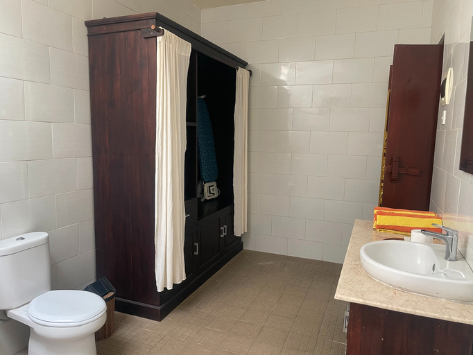 Bathroom 13