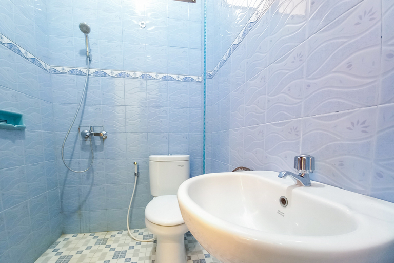 Bathroom 3, RedDoorz Syariah @ UIN Suska GuestHouse, Pekanbaru