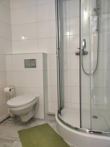 Bathroom 3, Fala, Puck