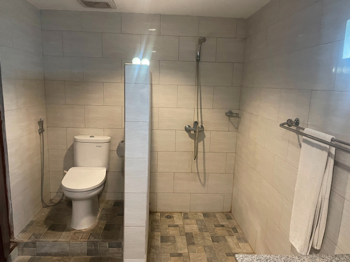 Bathroom 12