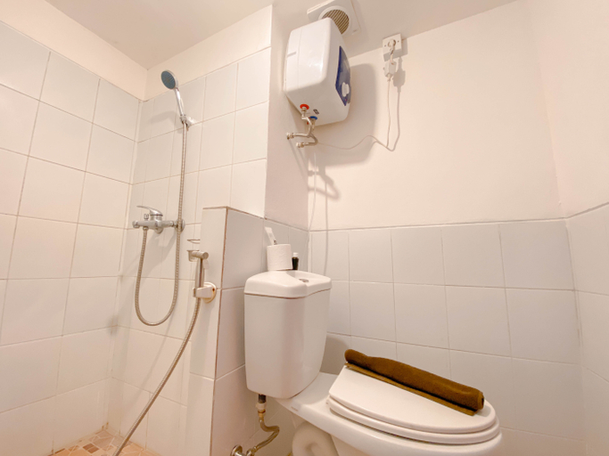 Bathroom 5, Stylish and Spacious Studio at Apartment Jarrdin Cihampelas By Travelio, Bandung