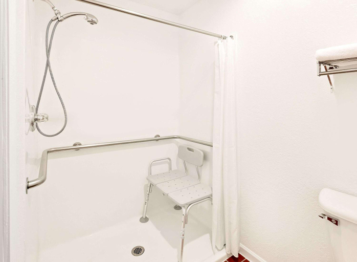 Bathroom 4, Knights Inn - Muskogee, OK, Muskogee