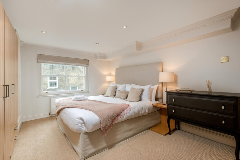Others 3, Spacious, Calm One Bedroom, London