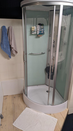 Bathroom 5, Au dessus des arcades, Gers