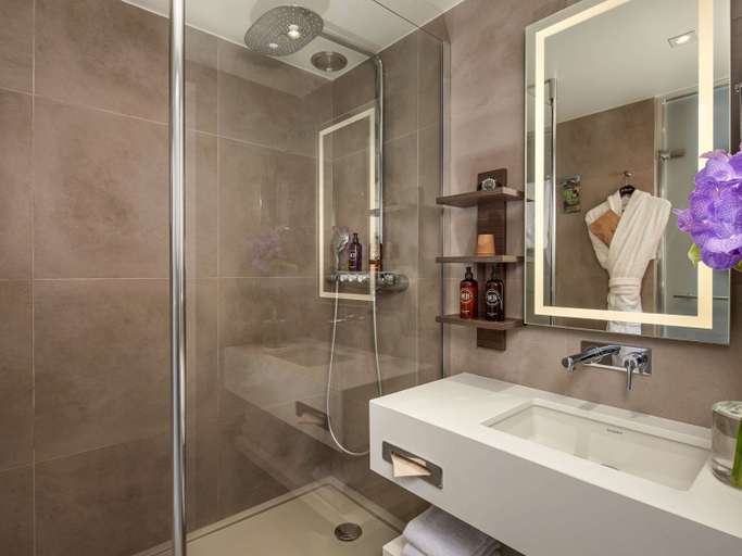 Bathroom 4, Novotel Paris Les Halles, Paris