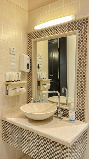 Others 4, Levant Hotel