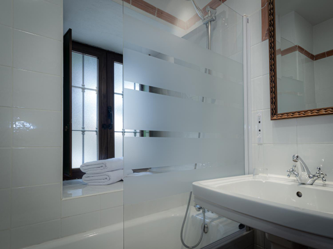 Bathroom 4, Posada Pena Pintada by Vivere Stays, Madrid