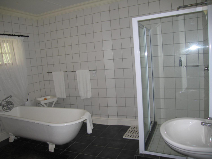 Bathroom 5, Matoppo Inn, Central Karoo