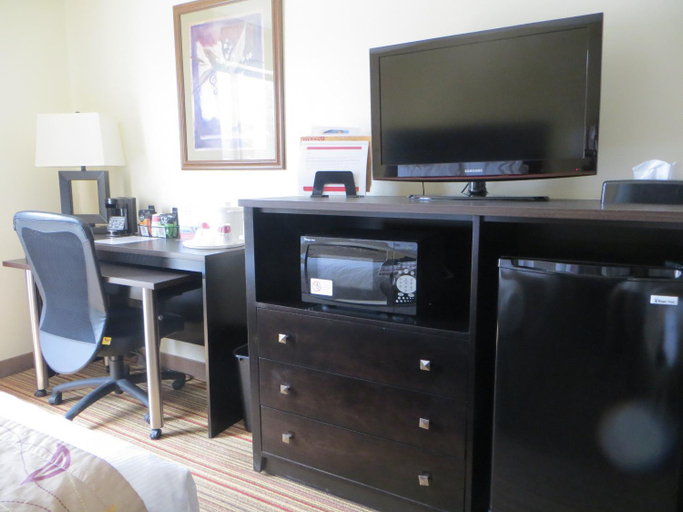 Bedroom 5, Ramada by Wyndham Wisconsin Dells, Sauk